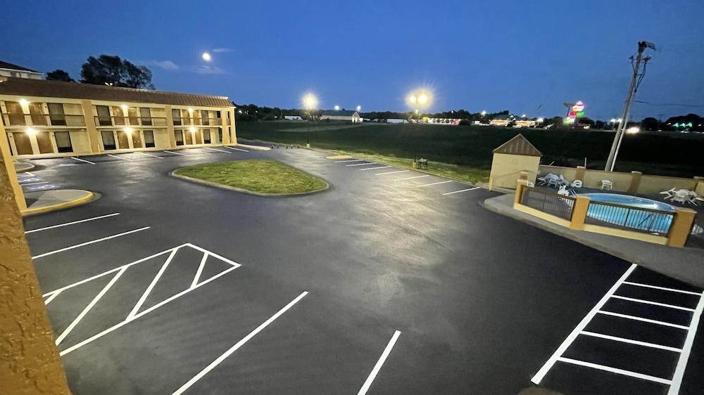 Days Inn By Wyndham Oak Grove/Ft. Campbell Exteriör bild