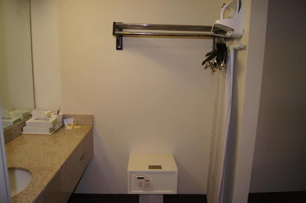 Days Inn By Wyndham Oak Grove/Ft. Campbell Exteriör bild
